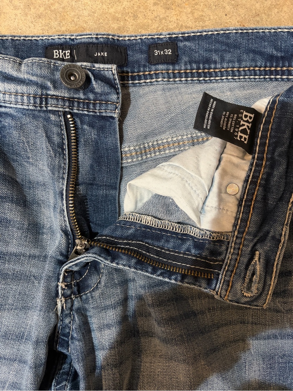 Buckle Jake Jeans - Picture 2 of 3